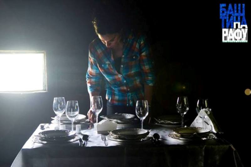 Виши кустос, др Бојана Богдановић, уживљава се у психологију карактера који без знања, кредибилитета и етичке одговорности прилагођава себи прошлост...